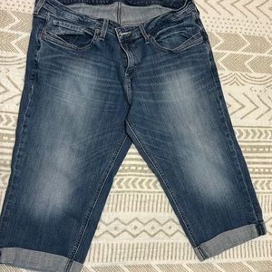 PRICE DROP!! Women’s Levi’s Capris